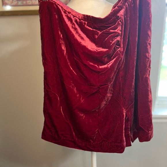 By ANTHROPOLOGIE Connie Crushed Red Velvet Mini Skirt Ruched Side Slit
NWT 16 - Picture 13 of 13